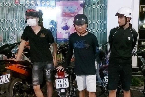 Cảnh sát chặn bắt 15 thanh niên nẹt pô xe, chạy tốc độ cao