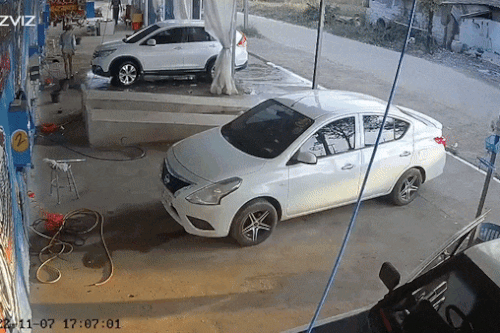 Ôtô đâm xuyên tường tiệm rửa xe ở Thái Lan