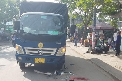 Hai chị em ở TP.HCM bị xe tải tông khi đang đi học