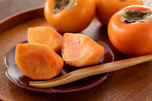 Nhập viện sau khi ăn quả hồng giòn