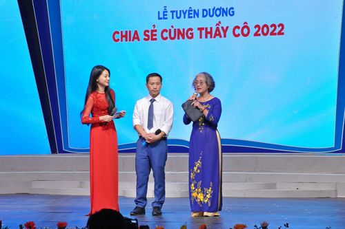 Cộng đồng cùng hướng về và chia sẻ với những gian khổ, hi sinh của các thầy cô