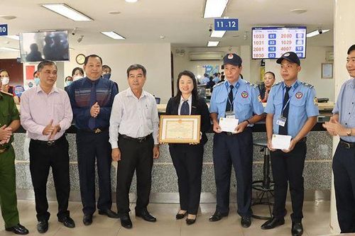 Chủ tịch tỉnh Đồng Tháp khen thưởng lực lượng bắt cướp tại Sacombank Sa Đéc