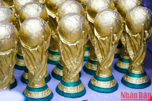 Cúp vàng World Cup bằng thạch cao tại làng gốm Bát Tràng
