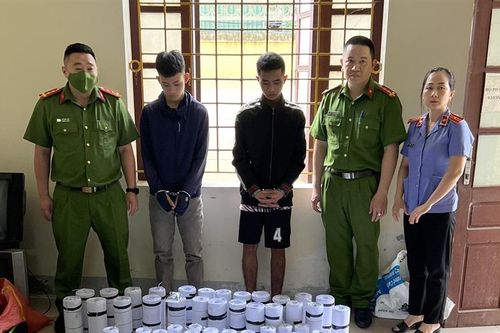 Bắt giữ 2 đối tượng tự chế pháo nổ để bán
