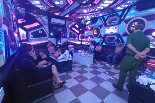 Bắt quả tang 14 đối tượng nam nữ sử dụng ma túy trong phòng karaoke