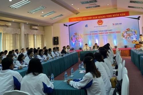 Mỗi thầy, cô giáo là tấm gương sáng về học tập, rèn luyện, đổi mới