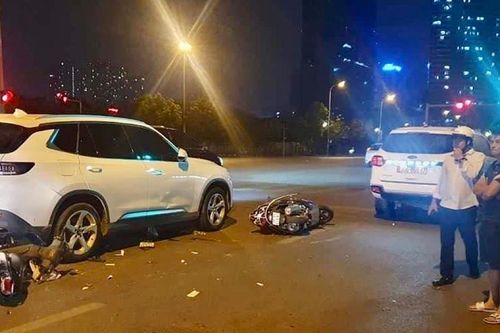 Dừng đèn đỏ nhiều người bị ô tô lao vào
