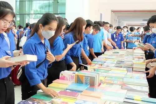 Nhiều đầu sách hay tại Hội sách năm 2022 do Học viện Cán bộ TPHCM tổ chức