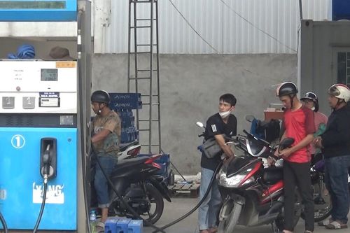 Tạm hết cảnh người dân thủ đô xếp hàng chờ mua xăng