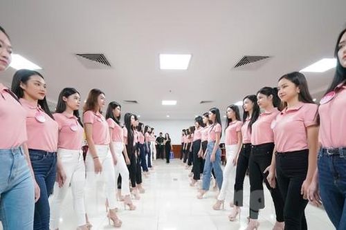 Thí sinh Hoa hậu Việt Nam 2022 trong ngày luyện thở, tập cười
