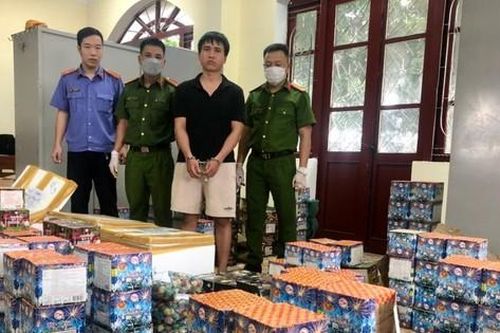 Bắt đối tượng tàng trữ, vận chuyển 450 kg pháo lậu