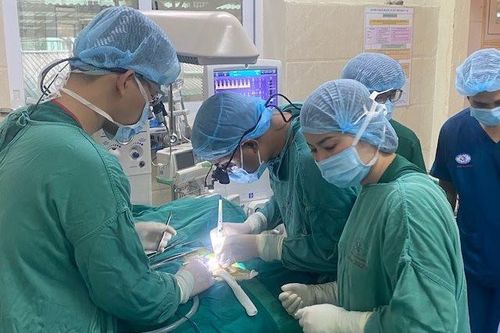 Sửa dị tật tim cho bé sinh non chỉ nặng hơn 800 gram