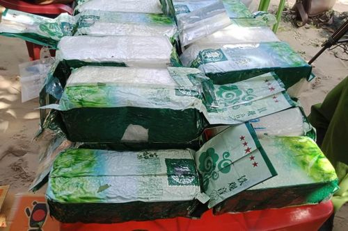Phát hiện 20 gói nghi ma túy đá trôi dạt trên biển