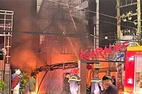 Cháy lớn biển quảng cáo tại quán karaoke