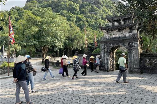Cần xử lý triệt để nạn chèo kéo du khách tại Di tích Cố đô Hoa Lư