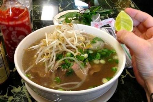 Nhiều người quen vắt chanh vào tô phở nóng, chuyên gia lắc đầu: Sai bét!