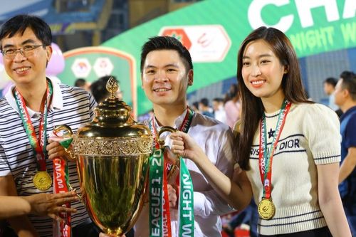 Bóc giá trang phục 'đậm mùi tiền' của Hoa hậu Đỗ Mỹ Linh khi xuất hiện tại sân bóng cùng ông xã thiếu gia