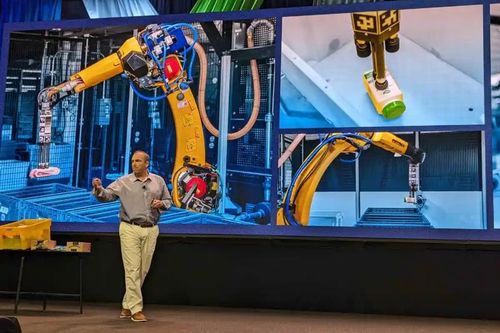 Amazon ra mắt cánh tay robot để giải phóng nhân viên trong kho hàng