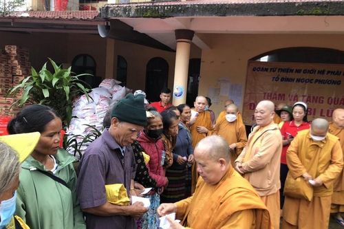 Ni giới Hệ phái Khất sĩ, tổ đình tịnh xá Ngọc Phương tặng 500 phần quà cho đồng bào huyện Gio Linh