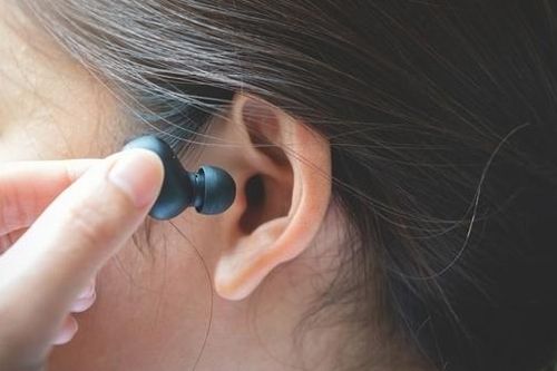 Một tỷ người có nguy cơ mất thính lực vì nghe nhạc quá to