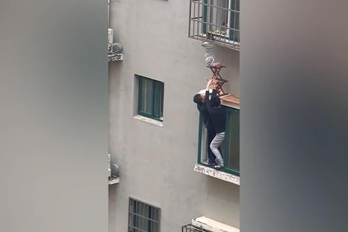 Trung Quốc: Hàng xóm giải cứu bé 2 tuổi treo lủng lẳng trên cửa sổ tầng 4