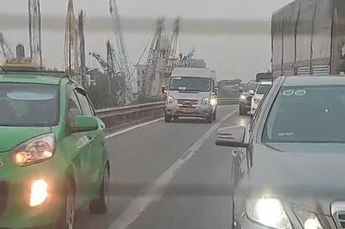Ô tô vẫn lũ lượt đi vào làn khẩn cấp trên đường Vành đai 3