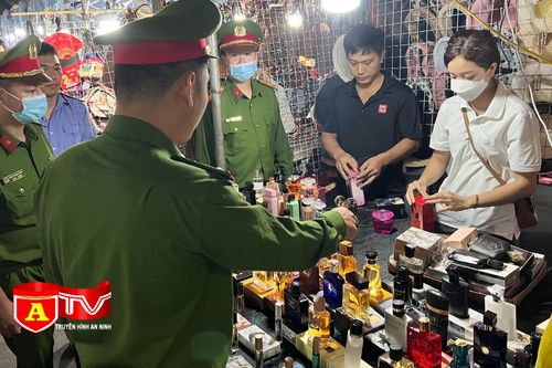 Thu giữ hàng trăm chai nước hoa giả mạo nhãn hiệu tại chợ đêm phố cổ