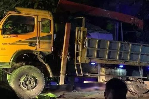 Tông trực diện vào xe tải, 3 thanh niên văng vào cabin chết tại chỗ