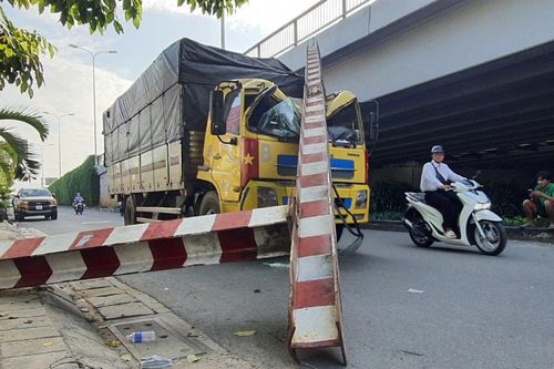 Xe tải húc sập thanh chắn cầu ở TP.HCM
