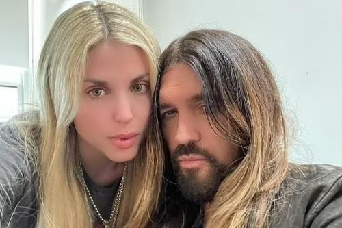 Billy Ray Cyrus đính hôn với ca sĩ kém 27 tuổi