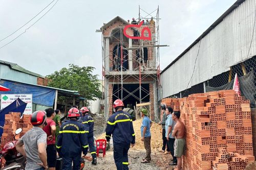 Sập giàn giáo công trình, cảnh sát cắt bê tông giải cứu công nhân