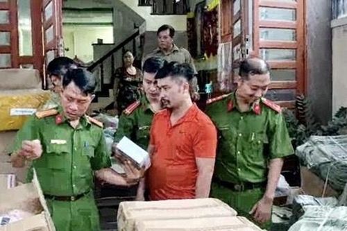 Tạm giữ hàng nghìn đồ chơi tình dục không rõ nguồn gốc