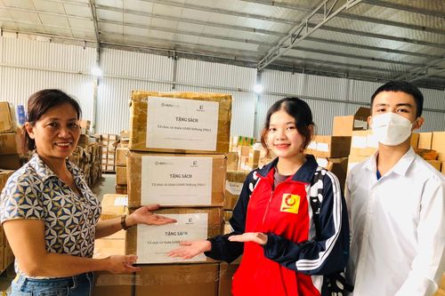 50 trường học và tổ chức nhận 10.000 cuốn sách tặng của Alpha Books và Trạm đọc