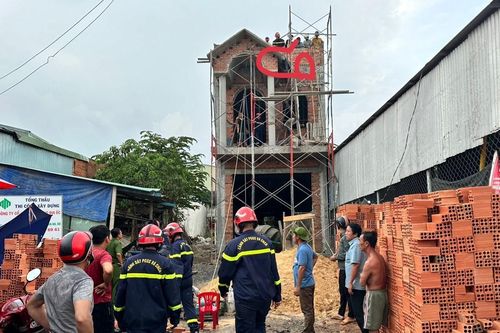 Cứu nạn nhân bị mắc kẹt trên tầng 3 công trình