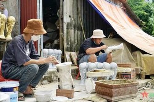 Người dân làng Bát Tràng tất bật sản xuất cúp vàng World Cup 2022