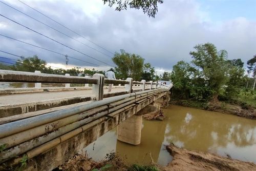 Sự cố sụt lún cầu sông Vầu: Khẩn trương làm đường tạm cho người dân lưu thông