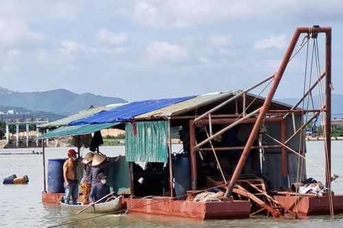 Tự ý 'moi ruột' sông Hà Thanh để lấy cát san lấp khu đô thị