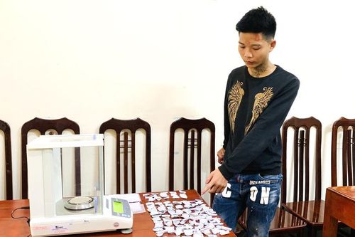 Thanh niên mua hàng chục tép heroin để dùng dần