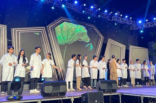 Sinh viên Đại học Y Hà Nội bùng nổ trên sàn diễn thời trang