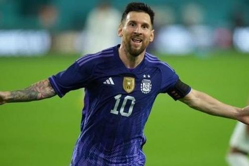 Messi ghi bàn khiến cả CĐV đối phương bật dậy ăn mừng