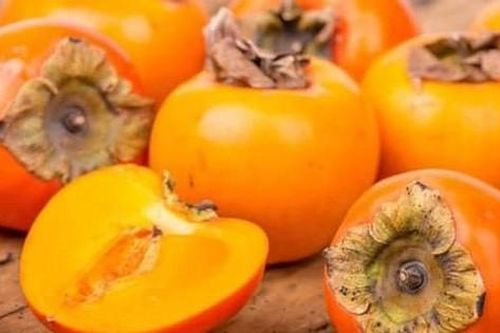 Chảy máu dạ dày, nhập viện cấp cứu sau khi ăn hồng giòn lúc đói