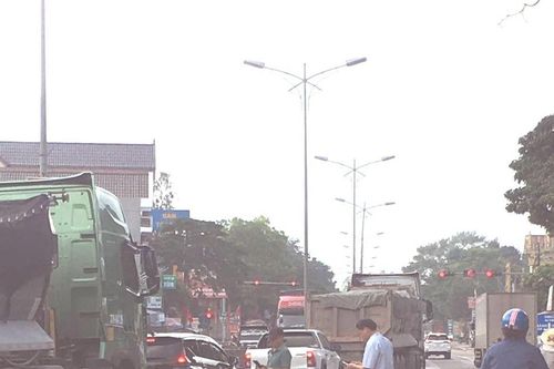 Xe máy va chạm xe tải tại ngã tư, người phụ nữ tử vong tại chỗ