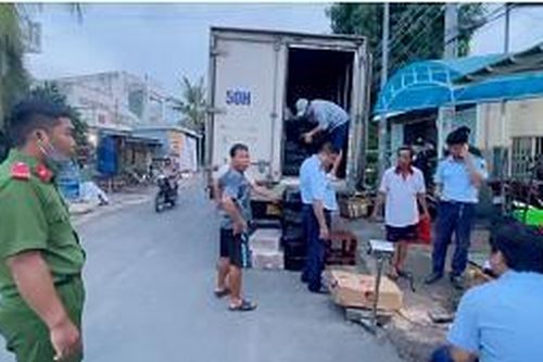 Phát hiện xe tải chở gần 8 tấn thịt bò, thịt trâu đông lạnh nghi nhập lậu