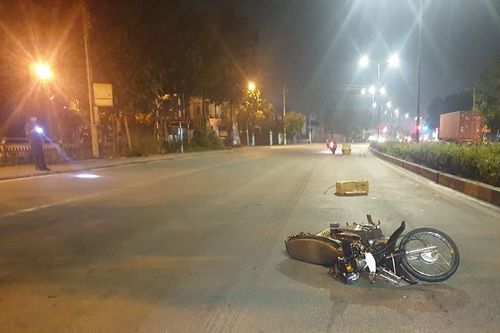 Bình Dương: Nam thanh niên nghi tai nạn tử vong, xe máy bị kéo đi 1 km