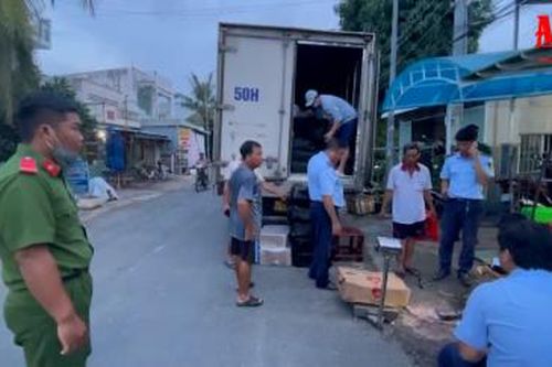 An Giang: Bắt xe tải chở gần 8 tấn thịt bò, thịt trâu đông lạnh, nghi vấn nhập lậu
