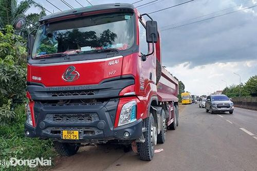 Xe tải cuốn xe máy vào gầm, một phụ nữ tử vong tại chỗ