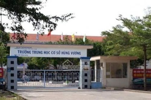 Nữ sinh lớp 9 mất mạng vì bị kính cửa rơi trúng cổ trong lúc đùa giỡn