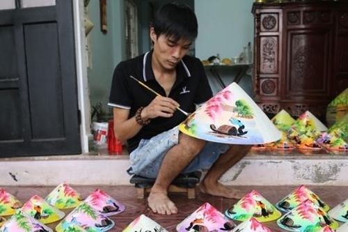 Chàng trai trẻ 'thổi hồn' cho nón lá xứ Huế