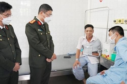 Tài xế xe chở gỗ lậu bất tuân hiệu lệnh, chèn xe CSGT làm 2 chiến sĩ bị thương