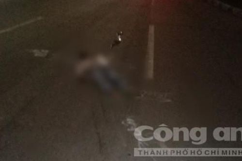 Thanh niên nằm chết trong làn ôtô, chiếc xe máy cách đó 1 cây số